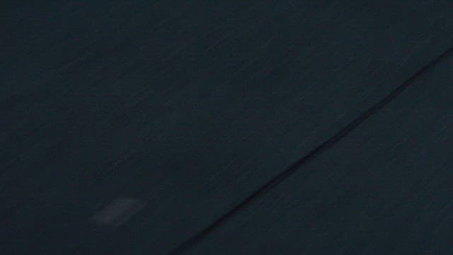 달리는 차량에서 내려다본 아스팔트 노면