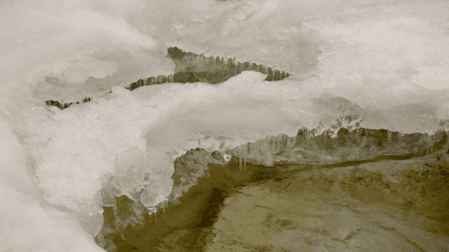 흐르는 강 위에 매달린 고드름