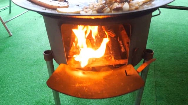 야외에서 구워지는 삼겹살과 야채들