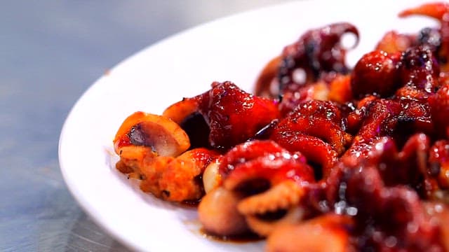 접시에 담긴 매콤한 쭈꾸미구이