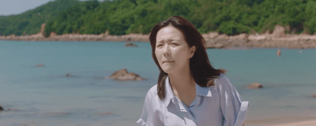 해변에서 누군가를 찾고 있는 여성