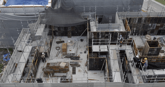 비계와 작업자가 있는 건설 현장