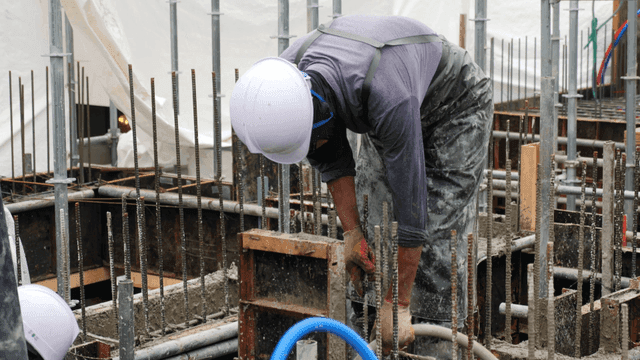 콘크리트를 붓는 건설 노동자들