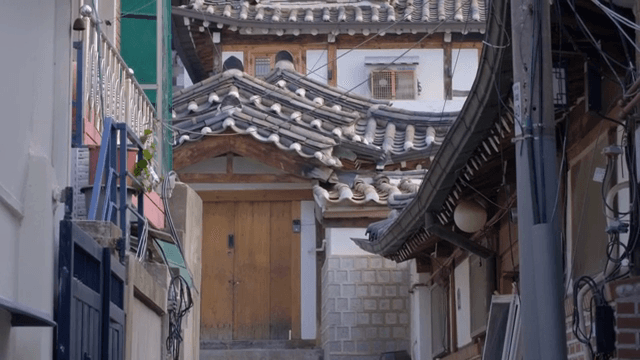 좁은 골목의 전통 한옥