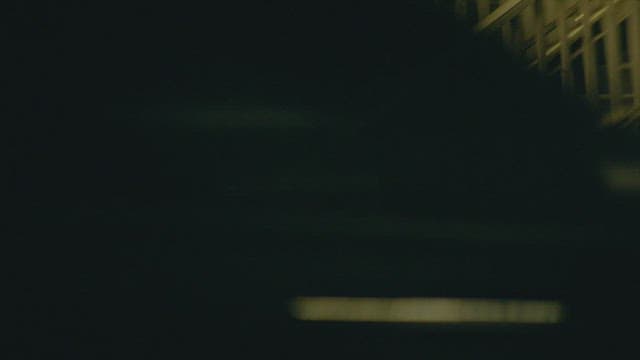 밤에 육교 계단 위를 따라 달리는 여자