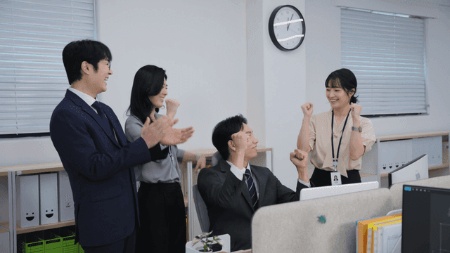 사무실에서 프로젝트를 논의하는 직원들