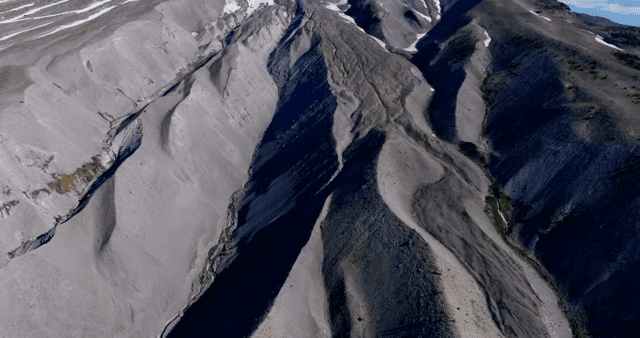 눈 덮인 장엄한 산