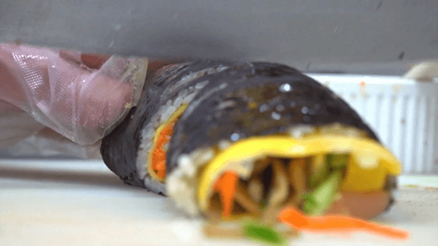 도마 위에서 썰리는 김밥