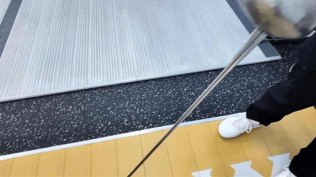 펜싱 선수가 피스트에서 준비하는 모습