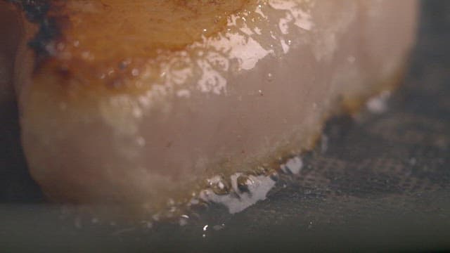 뜨거운 팬에서 지글거리는 두꺼운 삼겹살