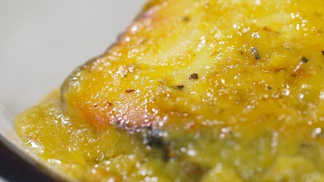 소스를 곁들인 먹음직스러운 참치 스테이크