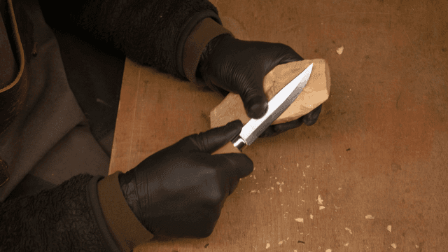 칼로 나무를 조각하는 목공예가