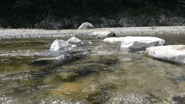 바위 위로 흐르는 맑은 강