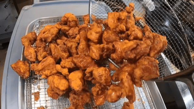 기름을 빼는 갓 튀긴 한국식 치킨