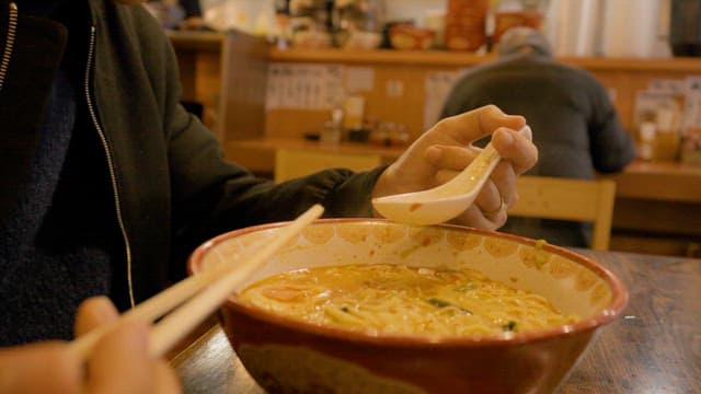 따뜻한 라멘 한 그릇 음미하기