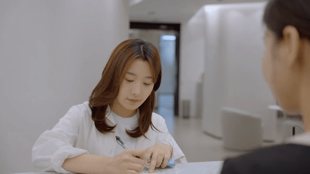 프론트 데스크에서 접수하는 손님