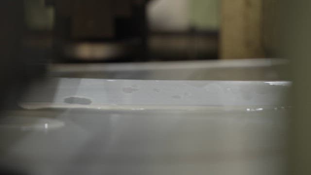 공장에서 물방울이 있는 금속 시트