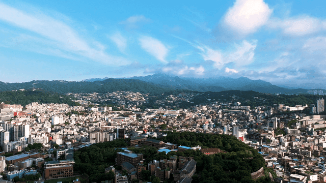 산을 배경으로 펼쳐진 도시