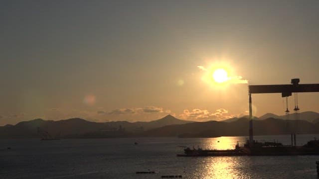 해가 지는 해안 산업 지역의 풍경