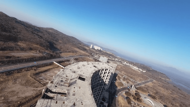 바다 앞 대형 건물의 건설 현장