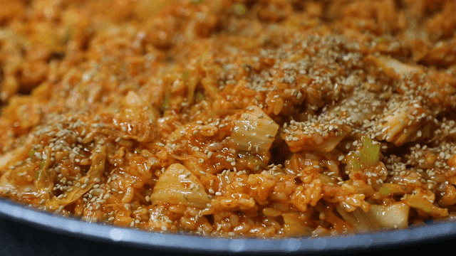 참깨가 뿌려진 김치볶음밥