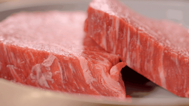 접시에 담긴 신선한 마블링 소고기