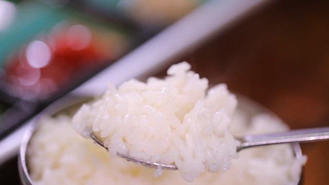 짭짤한 비빔낙지젓을 얹은 밥 한 숟가락