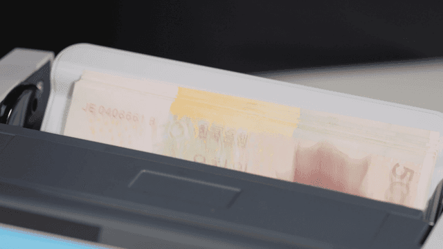 계수기에 있는 한국 지폐