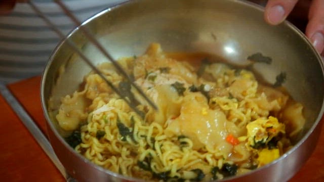 김과 계란이 들어간 수제비 라면 한 그릇