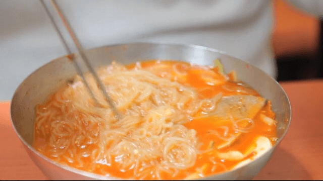 Putting vinegar in wheat noodles