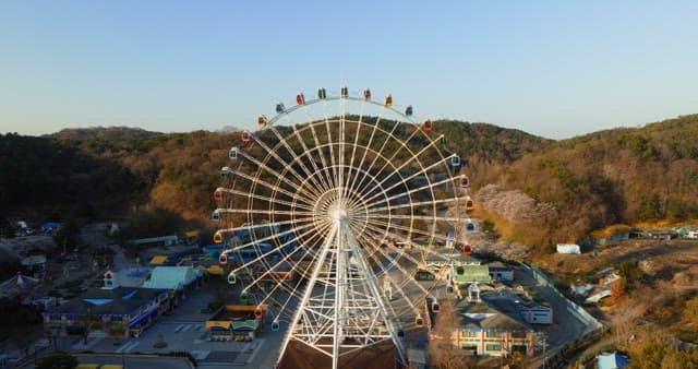 황혼에 고요한 놀이공원의 관람차
