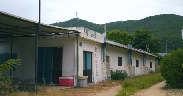 과거에 매점이었던 버려진 건물