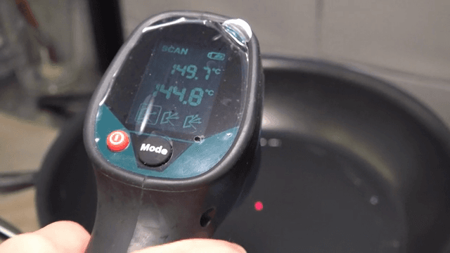 온도계로 확인하는 팬 온도