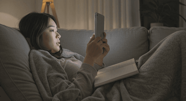 소파에서 태블릿을 사용하는 여성