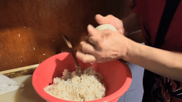 주먹밥을 만드는 손