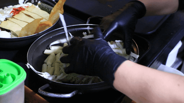 라면과 양배추를 넣어 준비하는 떡볶이