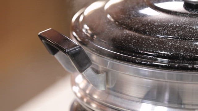 스토브 위 찜솥에서 올라오는 김