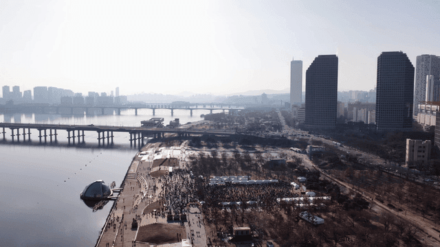 강변 도시 공원에서 열린 대규모 야외 행사