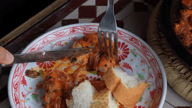 접시에서 새우를 자르는 사람