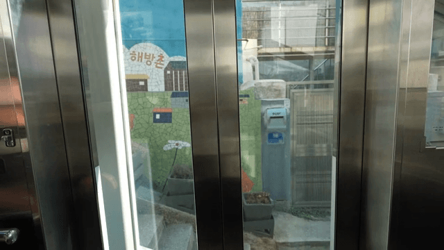 벽화가 보이는 승강기