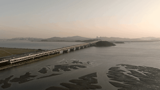 저녁 고요한 바다 위의 긴 다리