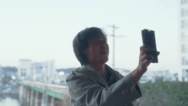 영상통화를 하며 웃는 남성