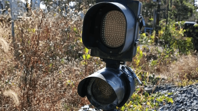 풀밭에 있는 오래된 철도 신호기