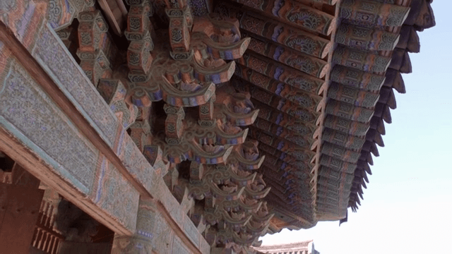 화려한 지붕의 한국 전통 건축물