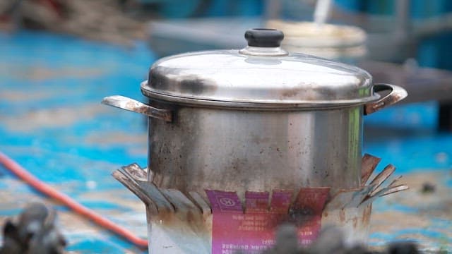 솥 앞에 가득 쌓인 홍합의 조개껍질