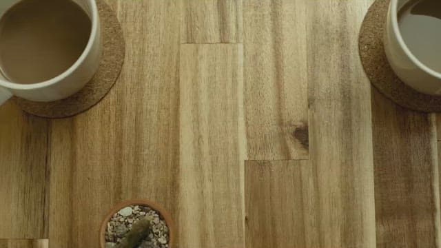 나무 테이블 위 하트 모양 쿠키와 커피 두 잔