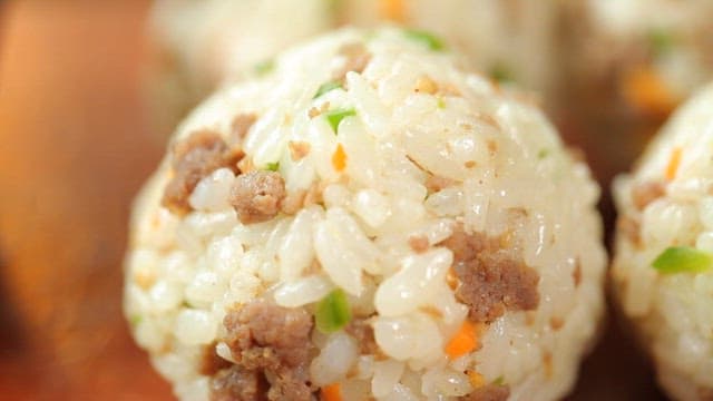 야채와 고기가 들어간 한국식 주먹밥