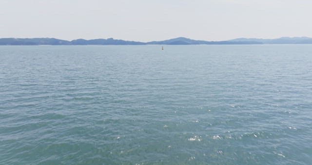 멀리 산이 보이는 넓은 바다