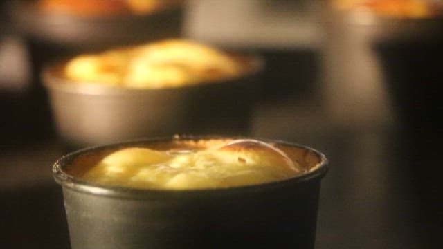 금속 용기 안에서 끓고 있는 노란색 음식