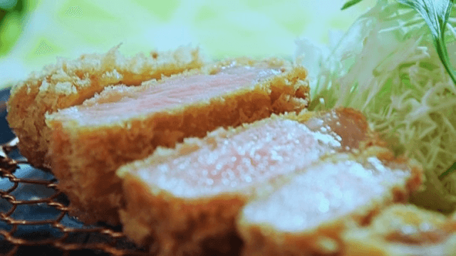 신선한 양배추와 함께한 육즙 가득한 돈까스